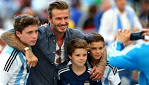 David Beckhamm un super papà con tre dei suoi quattro figli.